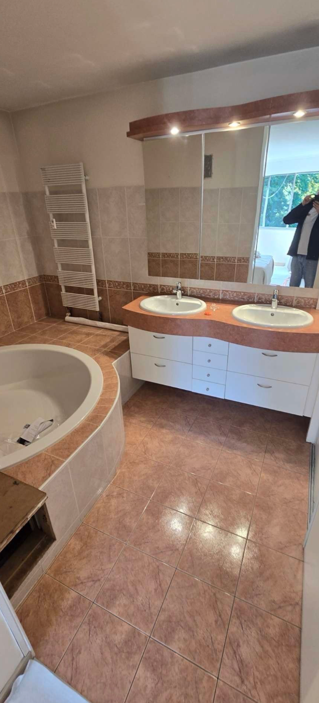 Rénovation salle de bains conservant le meuble d'époque - vue 1