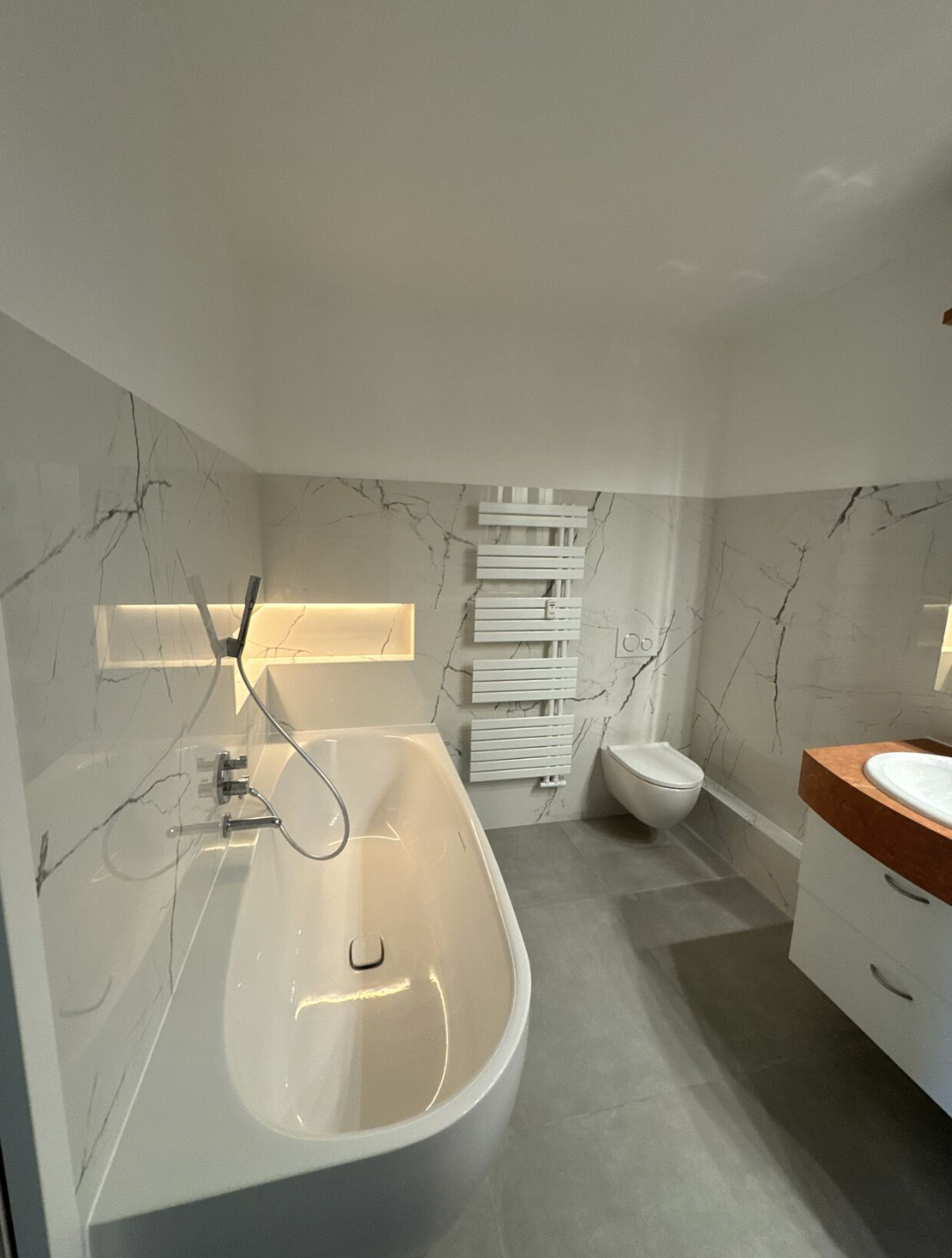 Rénovation salle de bains conservant le meuble d'époque - vue 2